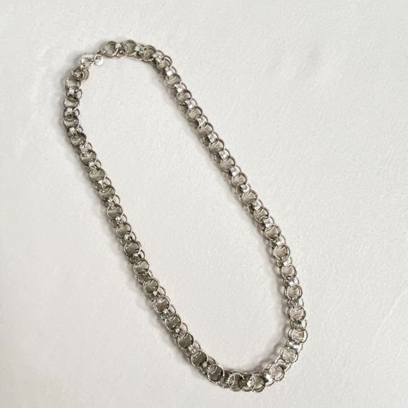 925 Plated Chain Necklace Twisted Double Rings Joined By Thicker Smaller Rings - Picture 2 of 7